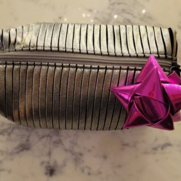NEW MAC Metallic Makeup Bag - Picture 5 of 7